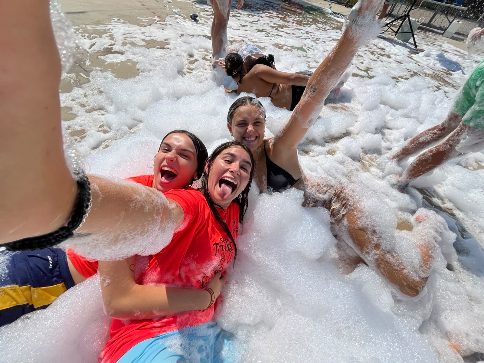 Equipo de Sensación Activa durante una actividad entre espuma